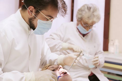 上海拜博口腔牙齿矫正费用明细，金属、隐形牙套各多少钱？
